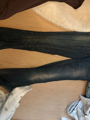 Mörkblå Cheap Monday jeans - Säljer ett par mörkblå jeans från Cheap Monday med klassisk femficksmodell. Väldigt bekväma, ganska använda förra året. Men inga större slitningar. Bara längst ner vid benen där de har slitits upp lite(se bild 3)