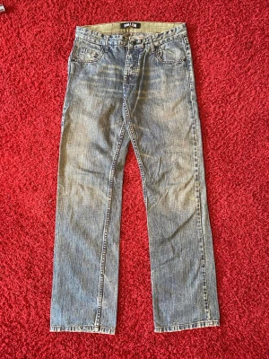 Fallen Footwear jeans - Fallen Footwear jeans i storlek W32. Jag på bilden är 180 cm. Mått: ytterbenslängd - 105 cm, midjemått - 40 cm, benöppning - 22 cm. Skriv för fler bilder och frågor!