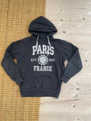Mörkgrå Paris hoodie med tryck - säljer en nice vintage Paris hoodie Storlek S. Passar perfekt till nästan varje outfit