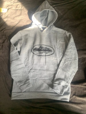 Grå hoodie med bergstryck - Säljer nu min corteiz hoodie för ett 10/10 pris så jag kommer inte acceptera några prisförslag 