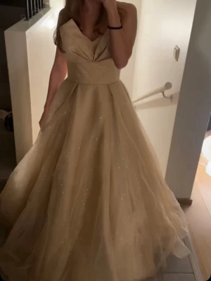 Champagnefärgad glittrig balklänning - Gold glitter dress, good condition, bought 800€ and im 164cm, 34-36