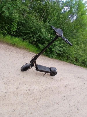 Custom kukirin g2 2025  - Säljer en svart elsparkcykel med robust ram och breda däck. Styret är rakt och har handtag i plast. Står stadigt med stöd och har en plattform med halkskydd. Perfekt för att ta sig fram snabbt i stan eller på grusvägar. Max fart 60kmh