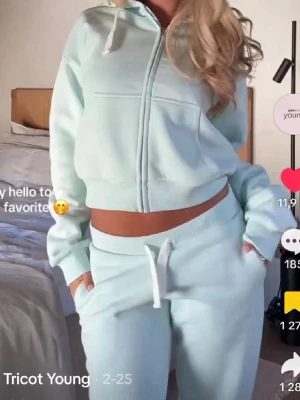 Ljusblått mjukisset från Gina  - Mjukiset från Gina Young, helt oanvänd å fina skick, sälje pågrund av att byxorna är  för korta för mig💙byxorna är storlek xs och hoodie är S