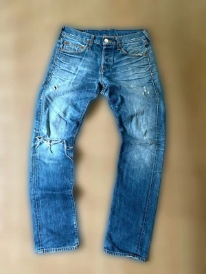Vintage true religion jeans - Ett par riktigt feta vintage jeans från true religion! Snygga fades och slitningar! Eftersom dom är lite större i benöppningen så lägger dom sig snyggt över skorna! Några små fläckar men inget som syns när man bär dom och man kan alltid försöka tvätta bort det men kan vara svårt! Mått: Längd 107 cm Midja 43 cm Benöppning 19 cm ✨