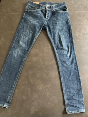 Dondup George Jeans - Säljer dessa donduo george jeans. Storlek W32 mycket bra skick inga märken på slitage i jeansen och inga hål pris diskuterbart hör av dig vid frågor eller mått! 😁