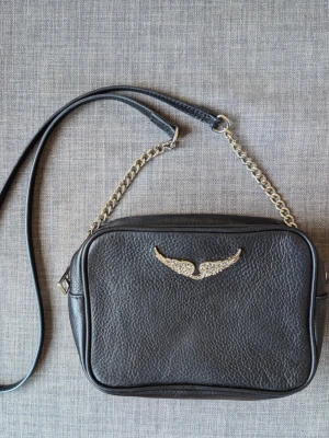 Zadig & Voltaire Rock leather crossbody bag - Snygg och praktisk crossbody-väska från Zadig & Voltaire i äkta läder. 🖤 Väldigt sparsamt använd och i nästan nyskick – lädret är helt och mycket fint. Mått: 17 × 12 × 5 cm