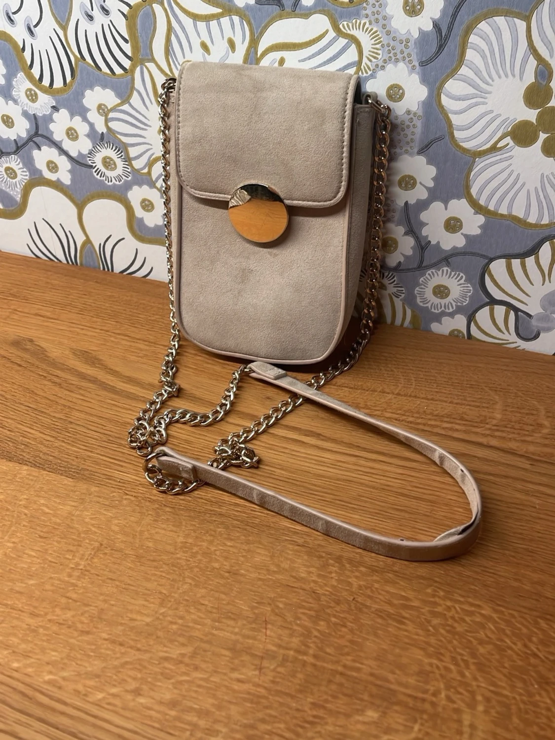 Beige axelväska med kedjerem