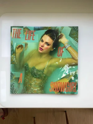 The life of a showgirl vinyl!! - En taylors Swift vinyl med albumet the life of a showgirl! Perfekt för dig som giller hennes musik! Man får även med ett brev som är skrivet av Taylor Swift.