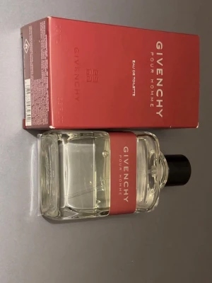 Givenchy herr parfym - Säljer denna parfym som jag fick som gåva. Testad. Parfymen är 100 ML. Skicka ett DM vid intresse! 😃