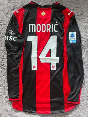 Ac Milan 26/27 Modric  - En Ac Milan tröja för 26/27 med Modric i spelar version, storlek L