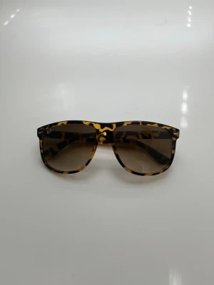 Ray-Ban Boyfriend - Säljer ett par superfina Ray-Ban Boyfriend-solglasögon i snyggt leopardmönster.  Perfekta under sommaren och passar till många outfits! Snabb och smidig affär uppskattas. Pris kan diskuteras vid seriöst intresse - skicka gärna ett bud! 