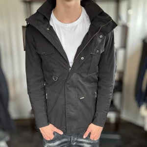 Field jacket - Bra skick, använd men inga störra anmärkningar. Nypris ca 3000kr. Modellen är 185 cm, 75 kg. Alltid billigare pris vid köp av flera varor‼️🙌Svarar alltid på frågor eller funderingar! 650 recensioner med 5/5 i snitt🤝
