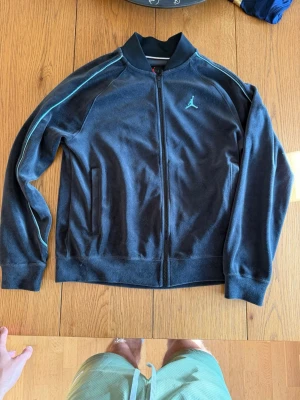 Jordan Zip  - Jordan Zip, storlek S (passar M), grymt skick då den knappt använts.