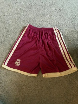 Real Madrid borta shorts - Real Madrid borta shorts, finns i både storlek S och M. Helt ny med tagg kvar 