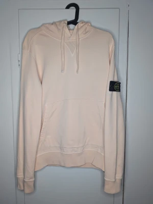 Stone Island hoodie - Tjena! Jag säljer en riktigt snygg Stone Island hoodie!😁 Den är i mycket bra skick och har inga fläckar eller skador!😄 Den är självklart äkta✅ Skicka om du har några frågor!☺️