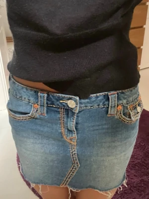 True religion kjol - Säljer min jättefina true religion kjol i storlek 26. Endast använd ett par gånger och är därför i jättefint skick. Nypris ligger på cirka 1200