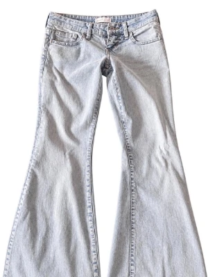 Ljusblå utsvängda low waist jeans - Säljer ett par ljusblå jeans med riktigt utsvängda ben. Jeansen har låg midja och är ljus blåa, HELT OANVÄNDA😍 hör av er vid intresse 