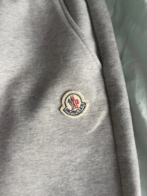 Moncler Sweatpants  - Hej! Säljer några helt nya Moncler mjukisbyxor, endast testade! Storlek M men skulle säga mer till S. Kom gärna med bud samt hör av er om ni undrar någonting😊