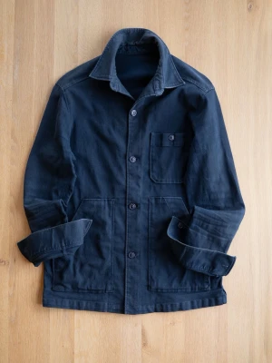 Navy Overshirt, size S - Stilren mörkblå overshirt i stretchig bomullstyg med tre framfickor och knäppning framtill. Klassisk krage och raka ärmar som kan vikas upp. Perfekt lager på lager-plagg för en avslappnad look.