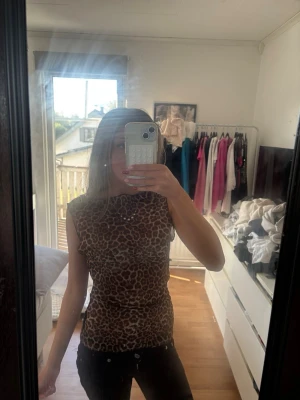 Leopardmönstrad topp från Missguided