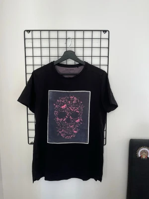 Limitato t shirt - Limitato t shirt i fint skick. Storlek M