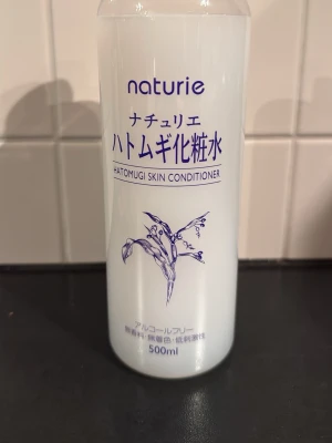 Naturie Hatomugi Skin Conditioner toner - En stor flaska toner från Naturie, Hatomugi Skin Conditioner. Innehåller 500 ml och är alkoholfri. Perfekt för att återfukta huden i din dagliga hudvårdsrutin. Endast lite använd.