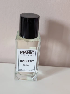 Magic Perfume by Tryscent nr. 006w. 50ml - Parfym från Magic Perfume by Tryscent nr. 006W. Flaskan rymmer 50 ml, jag har endast testsprayat. Parfymen är inspirerad av Chanel Chance. 