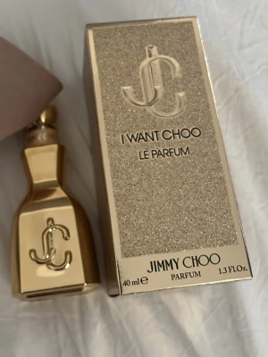 Jimmy Choo guld parfymflaska -  Jimmy Choo I want Choo Le Parfym.  Endast testad. 40 ml.