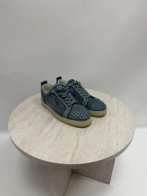 Christan Louboutin  - Ruggit shcysta Christan Louboutin skor i färgen ljus blå väldigt sällan. Köpta på Vestiaire för 7000kr. Har ej låda skriv vid fler frågor 