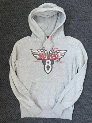 Vintage 2000s Superdry Hoodie (Limited edition) - Säljer nu denna sjukt snygga Vintage 2000s SuperDry hoodie! Passar till allt och har en perfekt passform. Säljs ej längre i butik och är därav mycket eftertraktad😊 passar L perfekt ! Skriv vid funderingar 🤝