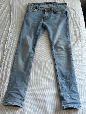 Ljusblå jeans - Säljer ett par ljusblå jeans. Jeansen har en snygg passform och är tillverkade i denim med lätt tvättad look. Perfekta för en avslappnad och trendig stil.