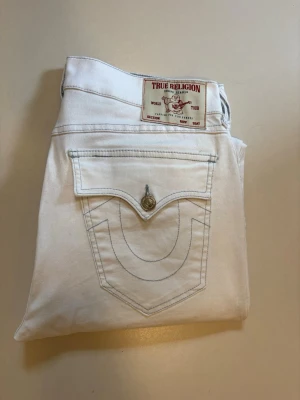 Vita true religion jeans herr - Vita true religion jeans ||  Mycket bra skick endast använda 4-5 gånger ||  Modell Geno vilket är en mer relaxed tapered fit ||  Storlek 32 ||  Midja 43cm  Längd 108cm  Innerben längd 78cm  Lårvidd 30cm  Benöppning 19,5cm  Skriv vid minsta fråga eller fundering🤝 