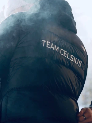 Svart dunjacka från The North Face Celsius Merch - Säljer en svart dunjacka från The North Face med broderad logga på bröstet och texten 'TEAM CELSIUS' på ryggen. Jackan har hög krage och klassisk puffer-design som håller dig varm under kalla dagar. Perfekt för dig som vill ha en stilren och funktionell vinterjacka.