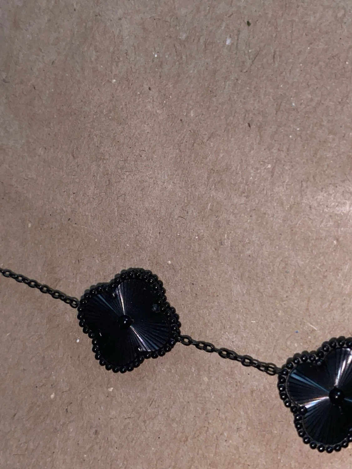 Svart armband med fyrklöver  - 2
