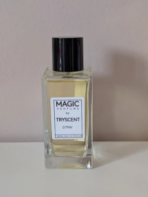 Parfym. Magic Perfume by Tryscent nr. 079w. 100ml - Parfym från Magic Perfume by Tryscent. Nummer 079w. Flaskan rymmer 100 ml. Endast testsprayad några gånger. Parfymen är inspirerad av Chanel coco mademoiselle 