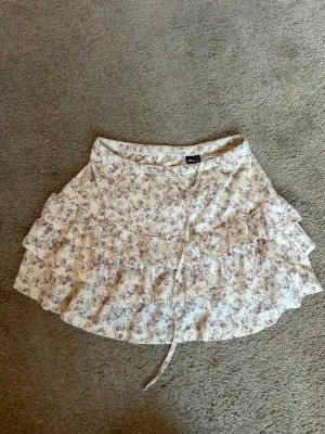 Blommig volangkjol från Gina Tricot - Kjol från Gina i strl s