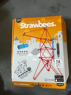 Strawbees Maker Kit 200 delar - Strawbees Maker Kit är ett kreativt byggset med 200 delar för att bygga mekaniska konstruktioner. Innehåller plastdelar i olika färger och former samt mall och linjal på förpackningen. Passar för experiment och projekt, rekommenderas från 5 år.