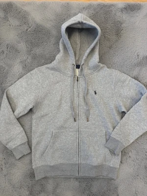 Polo Ralph Lauren grå zip hoodie - Storlek S men passar även om som M