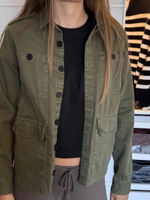 Olivgrön ZADIG VOLTAIRE💖💖 - Snygg olivgrön overshirt med fyra framfickor och svarta knappar. Rak passform och klassisk krage. Tillverkad i ett slitstarkt bomullstyg som ger en avslappnad look. Perfekt att slänga över en t-shirt för en cool och enkel stil.