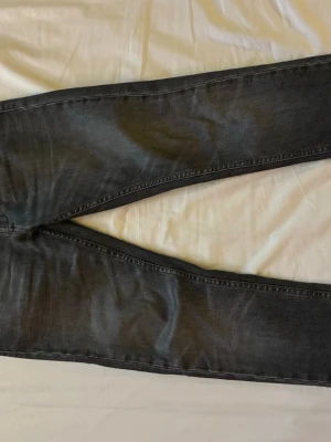 Nudie jeans - Nudie jeans i modell lean Dean och strl 30:30. Byxorna i bra skick, ny pris är runt 1700 mitt pris är 550, det är bara höra av dig vid funderingar.😄