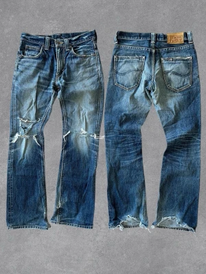 Lee Bootcut - Säljer nu dessa Lee Bootcut jeansen. Bra skick, heelbite o revor men är en del av jeansens charm.  Längd: 103 Midja: 38.5 Lår: 21.5 Fotvidd: 21 Skriv vid funderingar!