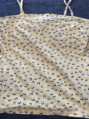 Gul blommig topp  - Bra skick på och väldigt bekväm 