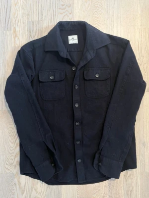 John Henric overshirt - John Henric overshirt | Storelk S, liten i storleken så passar xs | Bra skick | Axel till midja: 64cm Armhåla till armhåla: 48cm Armlängd: 55cm