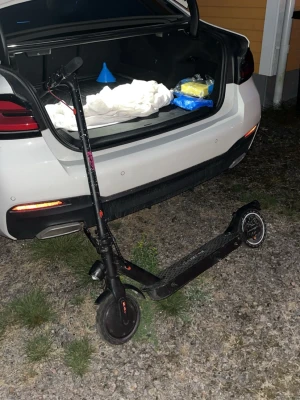 Svart elscooter med stora hjul - Säljer en svart elscooter med robust ram och stora hjul. Scootern har en bred fotplatta med texten 'Scooter' och handtag med greppvänligt material. Perfekt för att ta sig fram snabbt i stan eller till skolan.