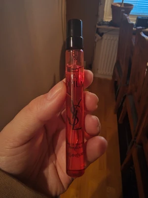 YSL Black Opium Pink Glaze 10ml - YSL Black Opium Pink Glaze Eau de Parfum i en smidig 10 ml sprayflaska. Flaskan är cylinderformad och har en snygg rosa färg med svart sprayhuvud. Perfekt att ha med i väskan för en fräsch doftboost när som helst.