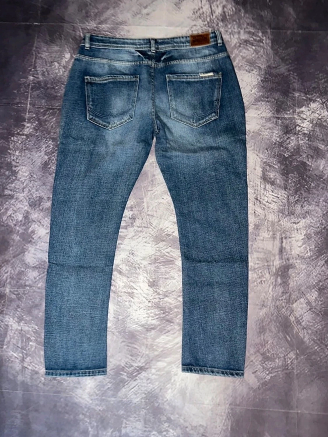 Blå slitna jeans med raka ben - 4