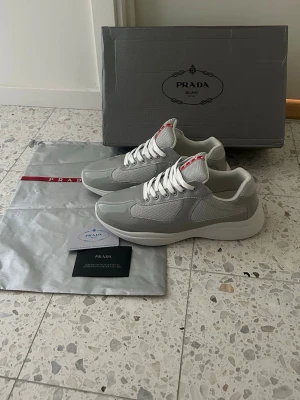 Prada Cups - grå - Riktigt feta Prada Cups i storlek 42. De är oanvända. Box, dustbag och alla original lappar följer med. Fraktar inom 0-1 dagar!