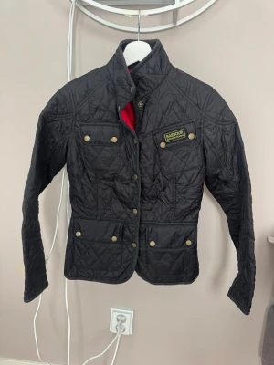 Barbour jacka - Klassisk fin jacka från Barbour. Fint skick, något smutsig i kragen men inget märkvärdigt. Storlek S.