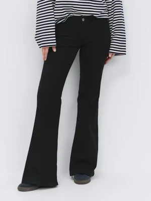 Ginat ricot ultra low flare jeans - Säljer mina svarta lågmidjade flare jeans från Gina tricot som ej kommer till användning. Endast använda 2 gånger. Originalpris 400kr.