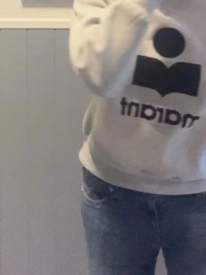 Grå sweatshirt från Isabel Marant - Snygg grå sweatshirt från Isabel Marant med stor svart logga framtill. Står strl 36 så runt storlek S. Perfekt till jeans eller joggers för en avslappnad look. Använt fåtal ggr. Pris går absolut att diskutera💕